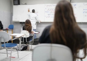Alunos do ensino médio terão novas disciplinas e mais horas de ensino obrigatório em 2025