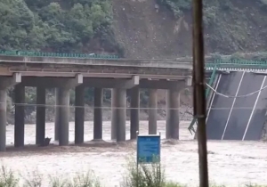 Ponte desaba na China e deixa 12 pessoas mortas e mais de 30 desaparecidas