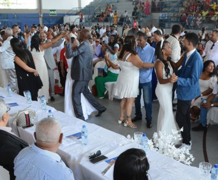 171 casais oficializam união durante casamento coletivo em Feira de Santana