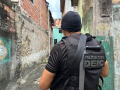 Uma blogueira e quatro homens foram alvo da 2ª fase da Operação Mirakel, deflagrada na manhã desta quarta-feira (14), deflagrada pelas forças estaduais da Segurança Pública. A investigada comprava e comercializava canetas emagrecedoras roubadas em farmácias da região. Além da prisão, também foram apreendidos equipamentos eletrônicos e pinos de armazenagem de drogas. A delegada Mariana Ouais, titular da 14ª DT/Barra, explicou que a primeira fase da ação alcançou 9 pessoas, sendo quatro adolescentes aliciados para execução do crime. Cerca de 300 policiais da PC (14ª DT/Barra, DIP, DENARC, DEIC, DHPP, DRACO, DEPOM, DPMCV e CORE), da PM (BOPE, BPT Atlântico, BPT BTS, BPT CENTRAL, BPT RMS, CIPE POLO, Batalhão Apolo, GRAER, BPATAMO, BPCHOQUE, BPFRC, BPFRV, Esquadrão Águia e TOR - BPRv), do DPT e da SI da SSP participam da operação. A ação continuará para alcançar outros envolvidos no delito criminoso. Fonte ASCOM SSP