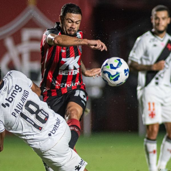 164564com-um-jogador-a-menos-e-gols-de-renato-kayzer-vitoria-vence-o-vasco-de-virada-3-1