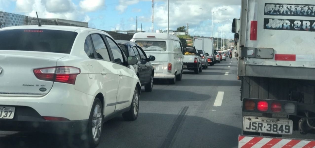 46882acidente-causa-congestionamento-na-br-324-sentido-feira-de-santana-3