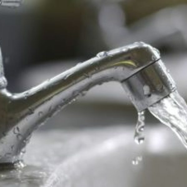 59f8b0ccb56d5_torneira-aberta-agua