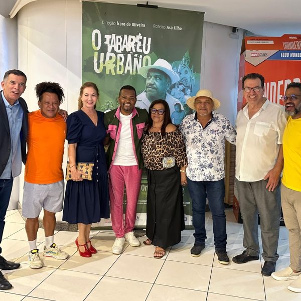 Cinema-lotado-e-emocao-marcam-a-estreia-de-O-Tabareu-Urbano-em-Feira-de-Santana-1_