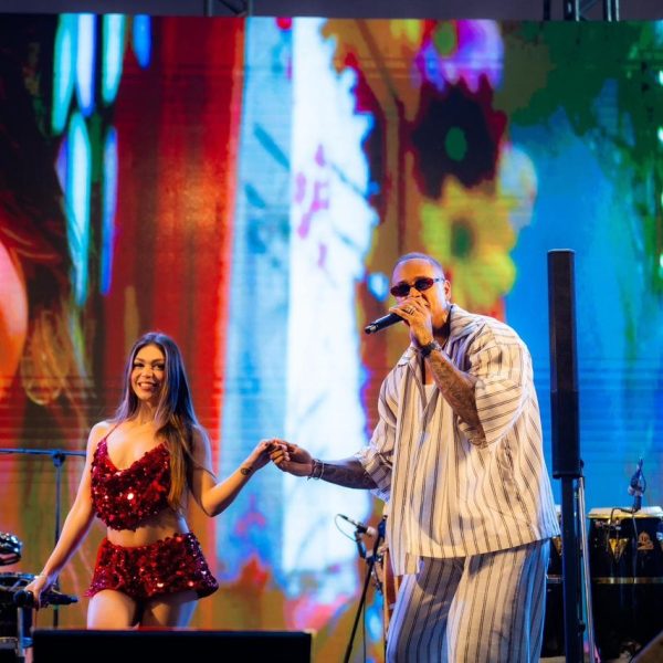 Leo-Santana-recebe-Melody-em-show-na-Virada-Cultural