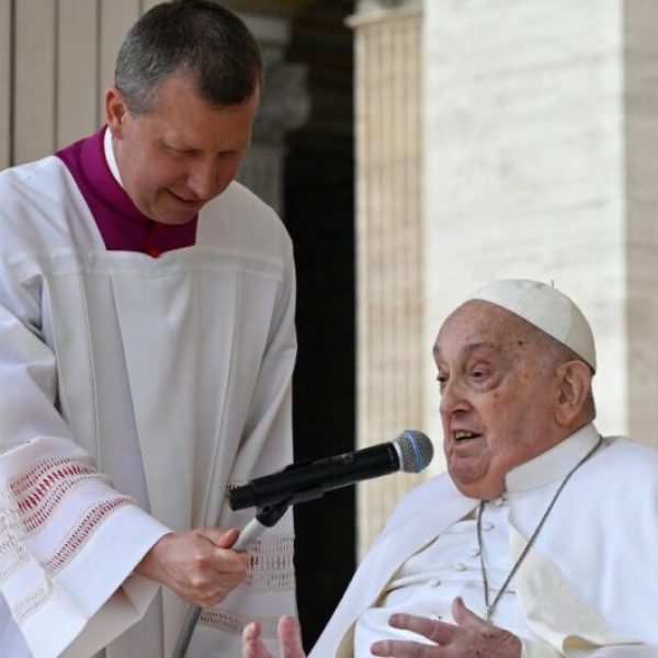 Papa-falou-aos-fieis-em-aparicao-surpresa-durante-a-missa-de-Domingo-de-Ramos-Foto-Vatican-Media-Handout-via-REUTERS-1-944x531-1