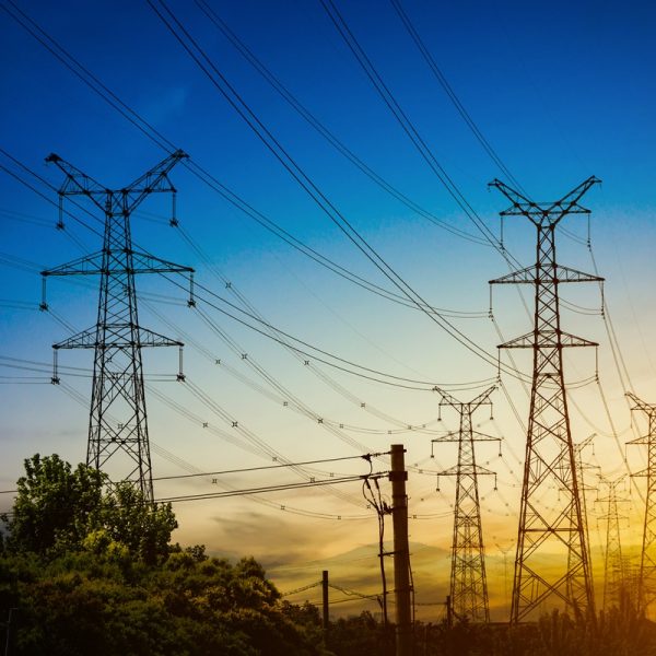 ajuste-sol-atras-da-silhueta-das-torres-de-eletricidade