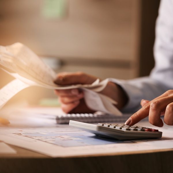 closeup-de-economista-usando-calculadora-ao-passar-por-contas-e-impostos-no-escritorio