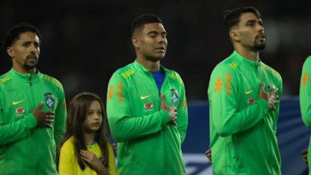 marquinhos-casemiro-e-paqueta-durante-a-execucao-do-hino-nacional-em-brasil-x-tunisia-1664324797501_v2_450x253