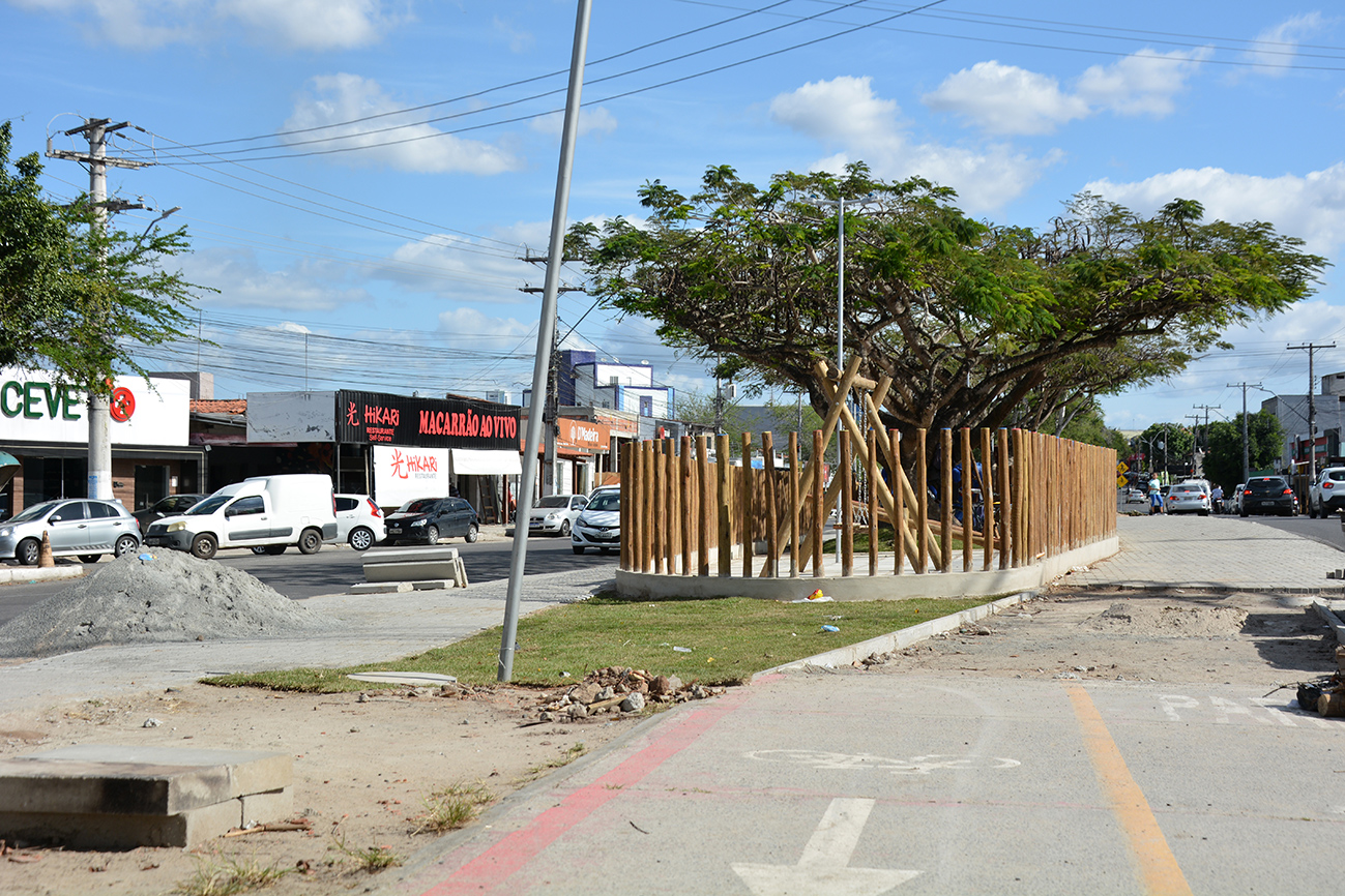 Chega a fase final construção de praça no canteiro central da avenida Fraga Maia